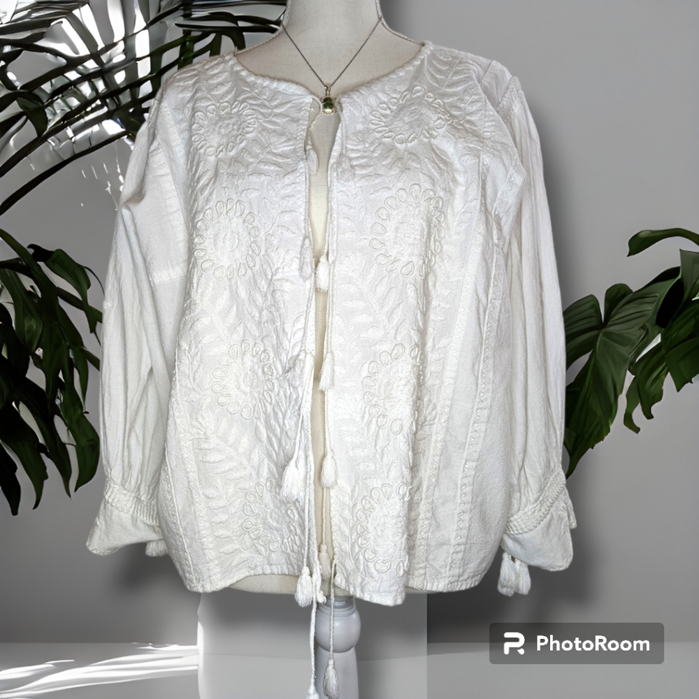 NWOT White Embroided Boho Tassle Mid Sleeve Top (Large)